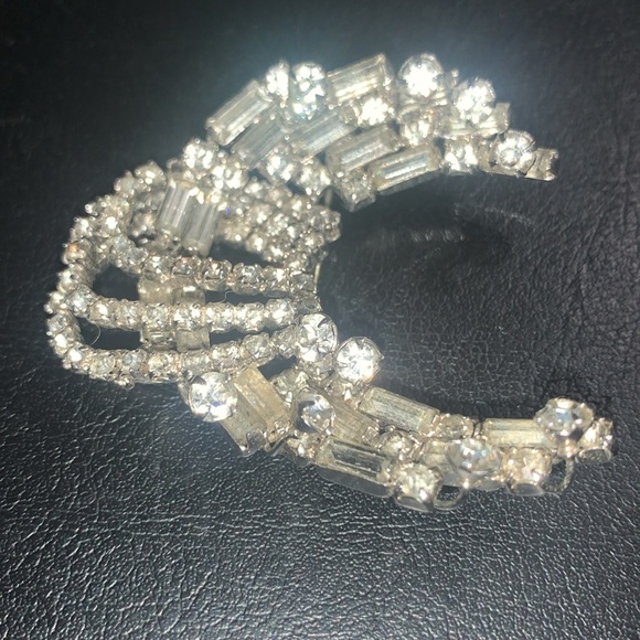 Vintage .. Kramer of New York Ice Clear Crystal Rhinestone Brooch w/ Baguettes - Picture 2 of 9